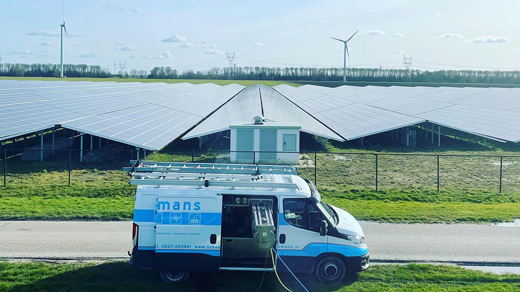 Busje van Schoonmans zonnepanelenreinigers voor zonnepark van Wortelboer in Lelystad