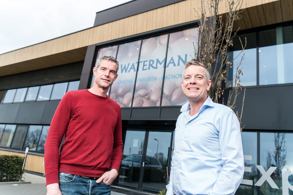 Waterman Onions gebouw met 2 eigenaren ervoor