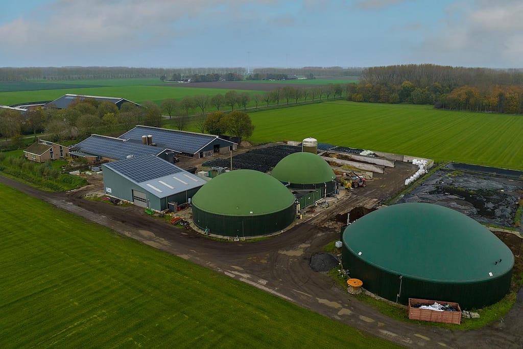 Bovenaanzicht van bedrijf Erk Energy met zonnepanelen en omgeving (weiland) te zien.
