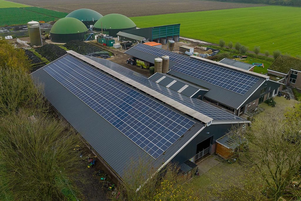 Het dak van Erk Energy met haar zonnepanelen door drone gefotografeerd