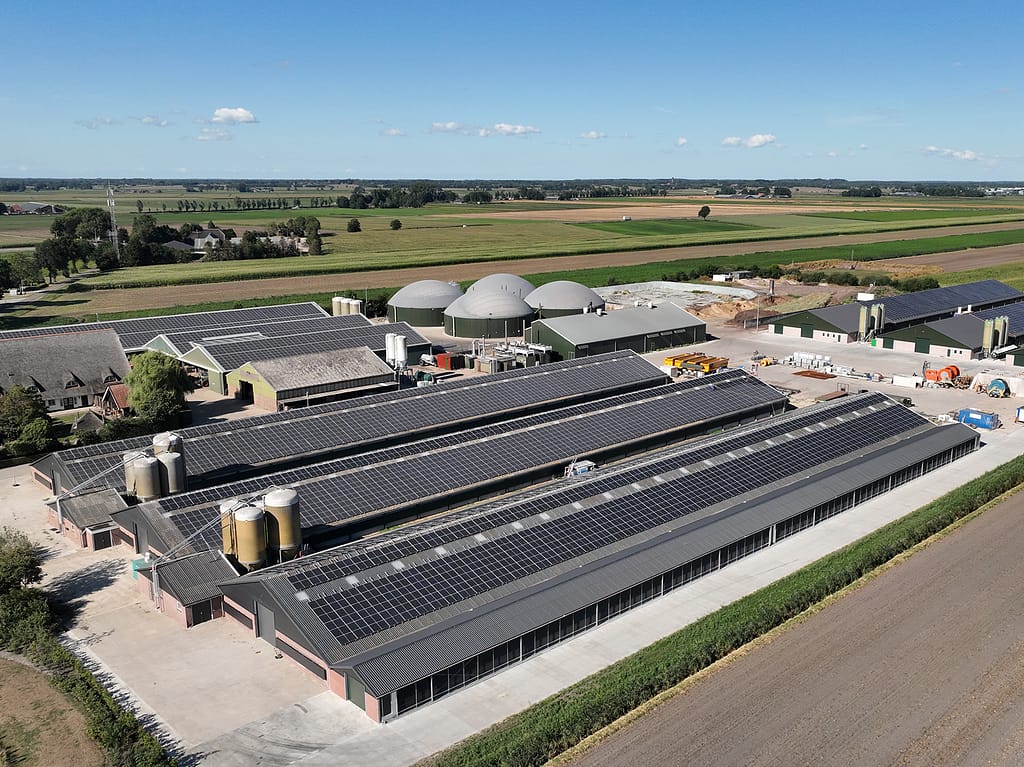 Agro Gierhoorn bovenaanzicht dak met zonnepanelen voor Schoonmans diepe reiniging