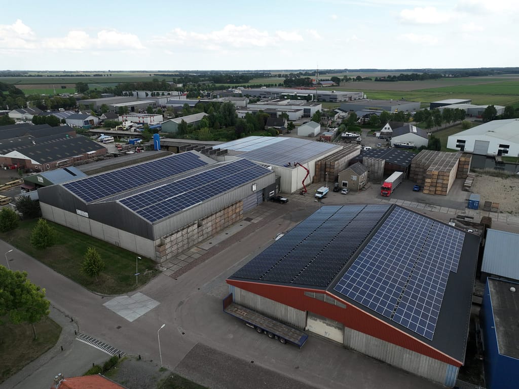 Bovenaanzicht van bedrijf kalter met zonnepanelen die schoon zijn gemaakt door Schoonmans