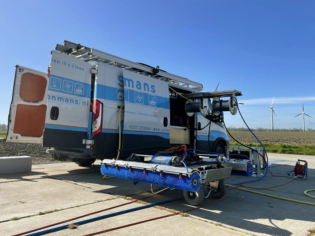 Schoonmans bus met specialistische apparatuur om zonnepanelen te reinigen