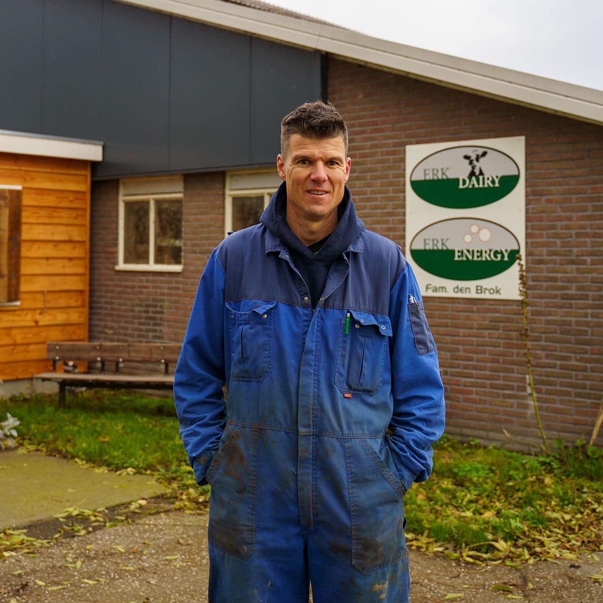 Eigenaar van Erk Dairy en Erk Energy in blauwe overall voor zijn bedrijf