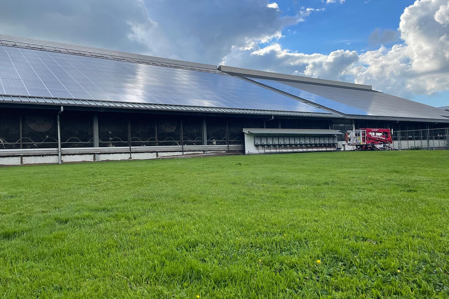 zijaanzicht van stal met zonnepanelen van familie Haarman