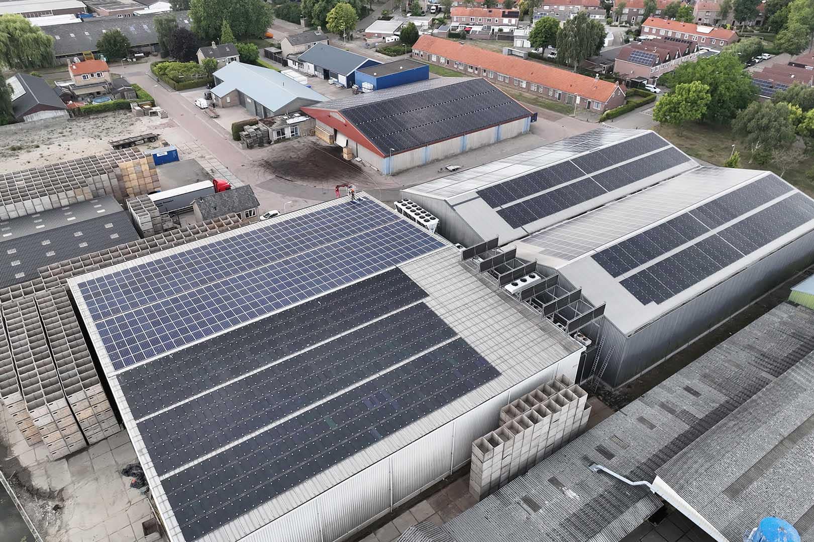 Koel-en vriesbedrijf Kalter in Marknesse dak van bedrijf met zonnepanelen door drone gefotografeerd.