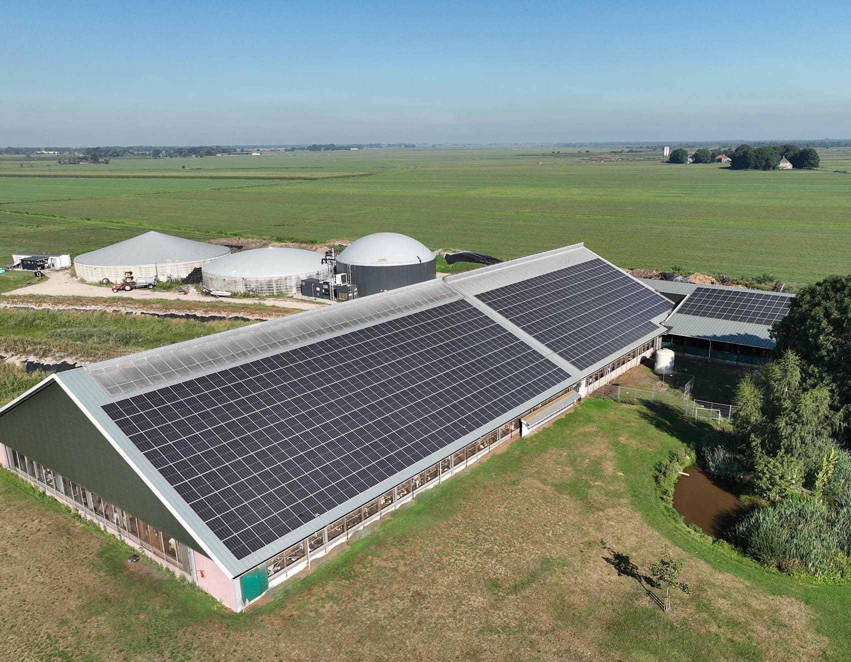 bovenaanzicht stal van familie haarman net zonnepanelen die worden schoongemaakt