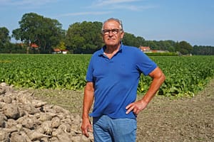 Dirk Blijdorp portret in akkers met hand in zij