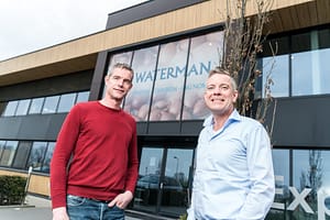 Waterman Onions gebouw met 2 eigenaren ervoor