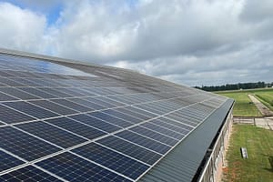 Buiert zonnepanelen op stal, schoongemaakt door Schoonmans reinigingsrobot