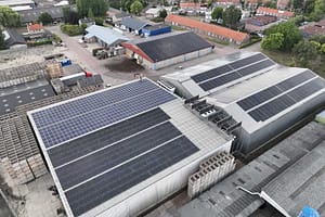 Koel-en vriesbedrijf Kalter in Marknesse dak van bedrijf met zonnepanelen door drone gefotografeerd.